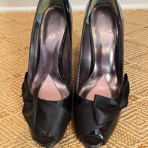 Paris Hilton black patent peep toe platform heels pumps with big black bow